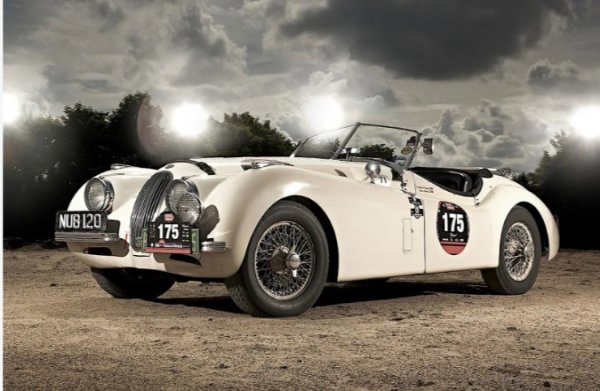 Представа за уникалността на шестцилиндровия двигател идва дори само от факта, че е използван за първи път в спортния автомобил Jaguar XK120 след войната и за последно в лимузината Daimler DS420. Последната е неизменна част от британските погребения, произвеждана до 1992 година.

От 1948  до 1971 година това е единственият двигател на Jaguar и затова се появява във всичко - от луксозни седани до спечелилия Льо Ман D-Type. Също така Cooper, HWM, Lister и Tojeiro са сред няколкото производители, които го взимат за своите състезателни коли. Може да се намери и в танкове, военни разузнавателни машини, ретро спортната кола Panther J.72 и пожарната машина Dennis D600.